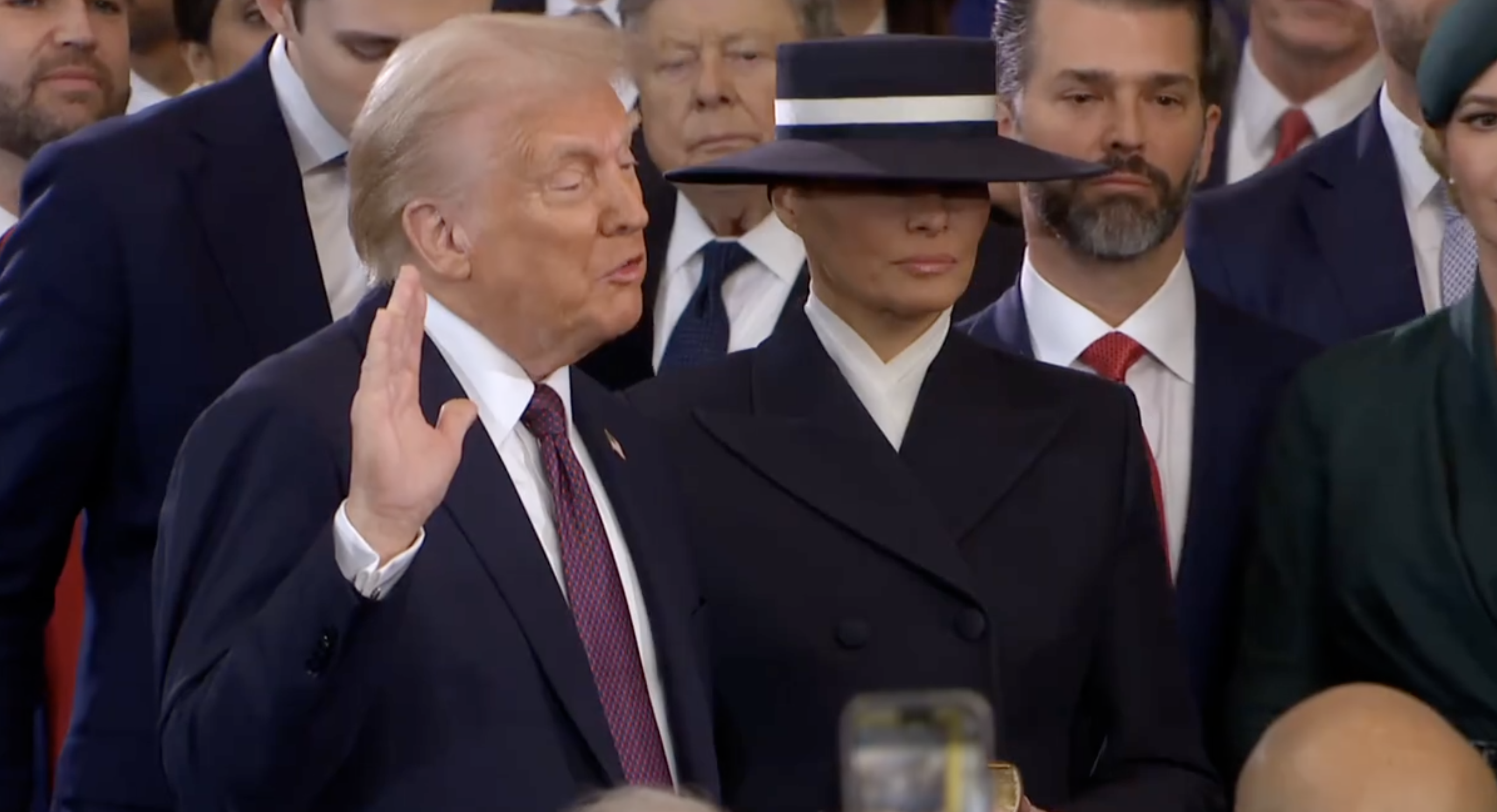 Chapéu de Melania foi o protagonista da tomada de posse de Trump. Veja os looks