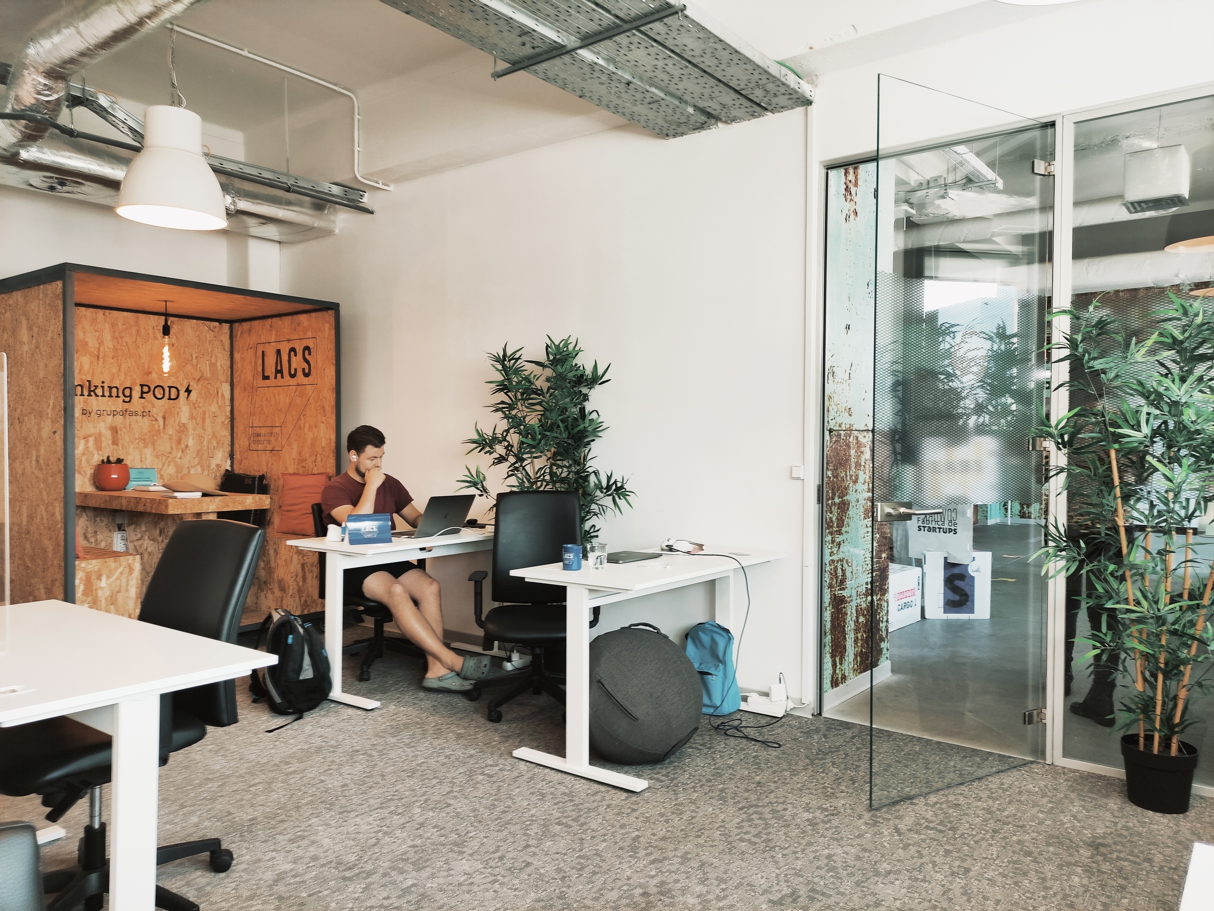 O melhor do teletrabalho é que pode escolher o seu escritório. E o LACS tem vários