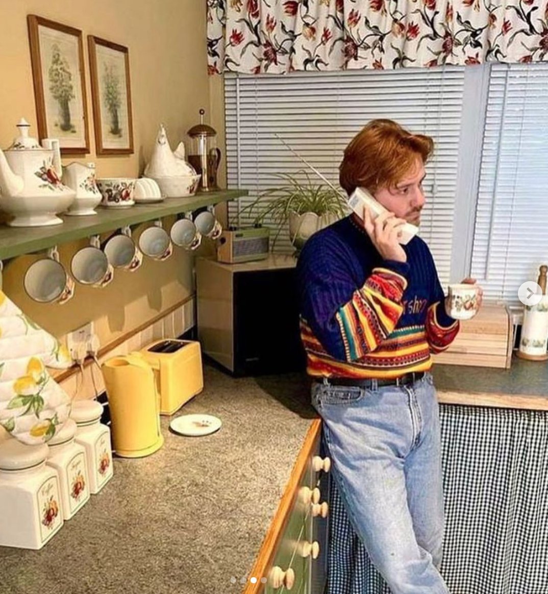 Homem recusa-se a sair de 1998. Ouve música no walkman, vê filmes em VHS e mudou toda a vida