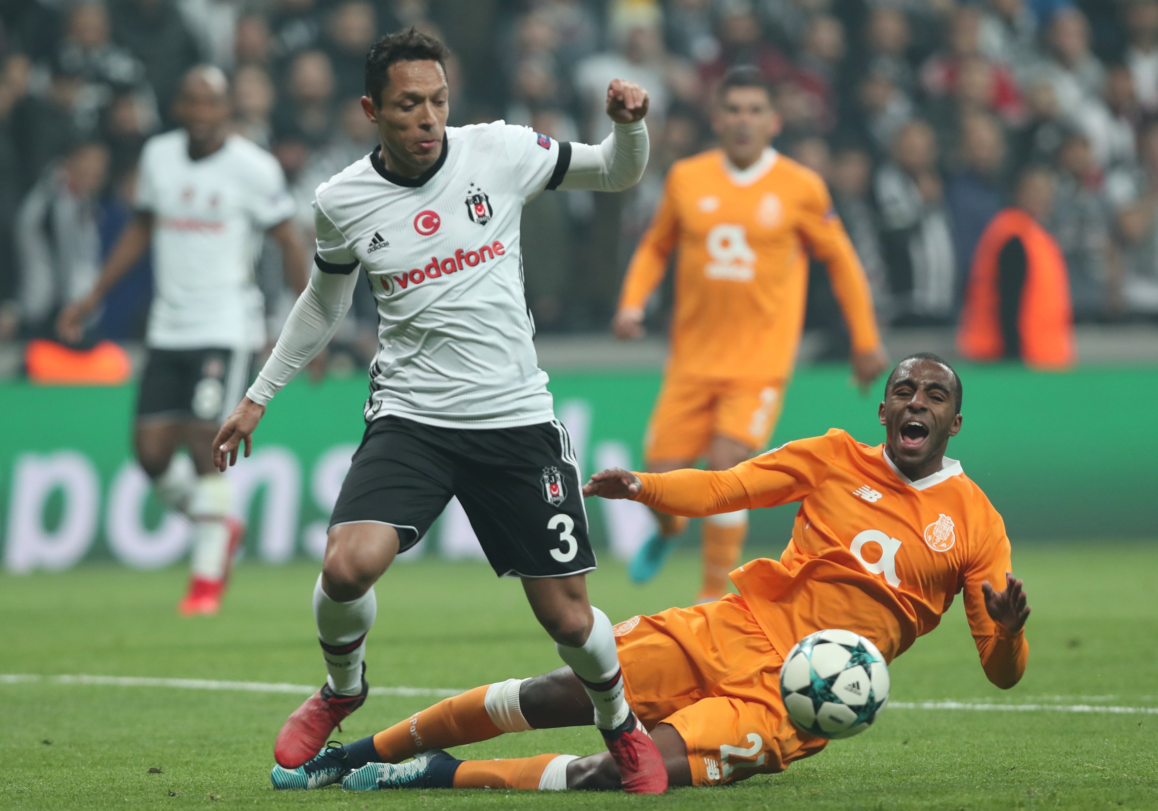 Besiktas avança à fase eliminatória da Liga dos Campeões pela 1ª vez após  empate com Porto