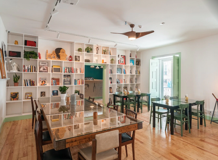 O Lapo, um dos cafés e bares mais fixes de Lisboa, recusa-se a fechar portas. E invoca a Constituição