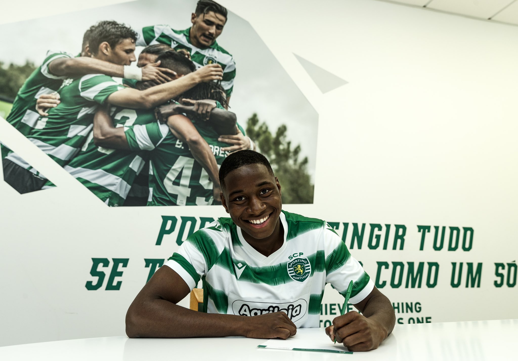Dário Essugo chorou e emocionou o País. Saiba quem é jogador mais jovem de sempre do Sporting