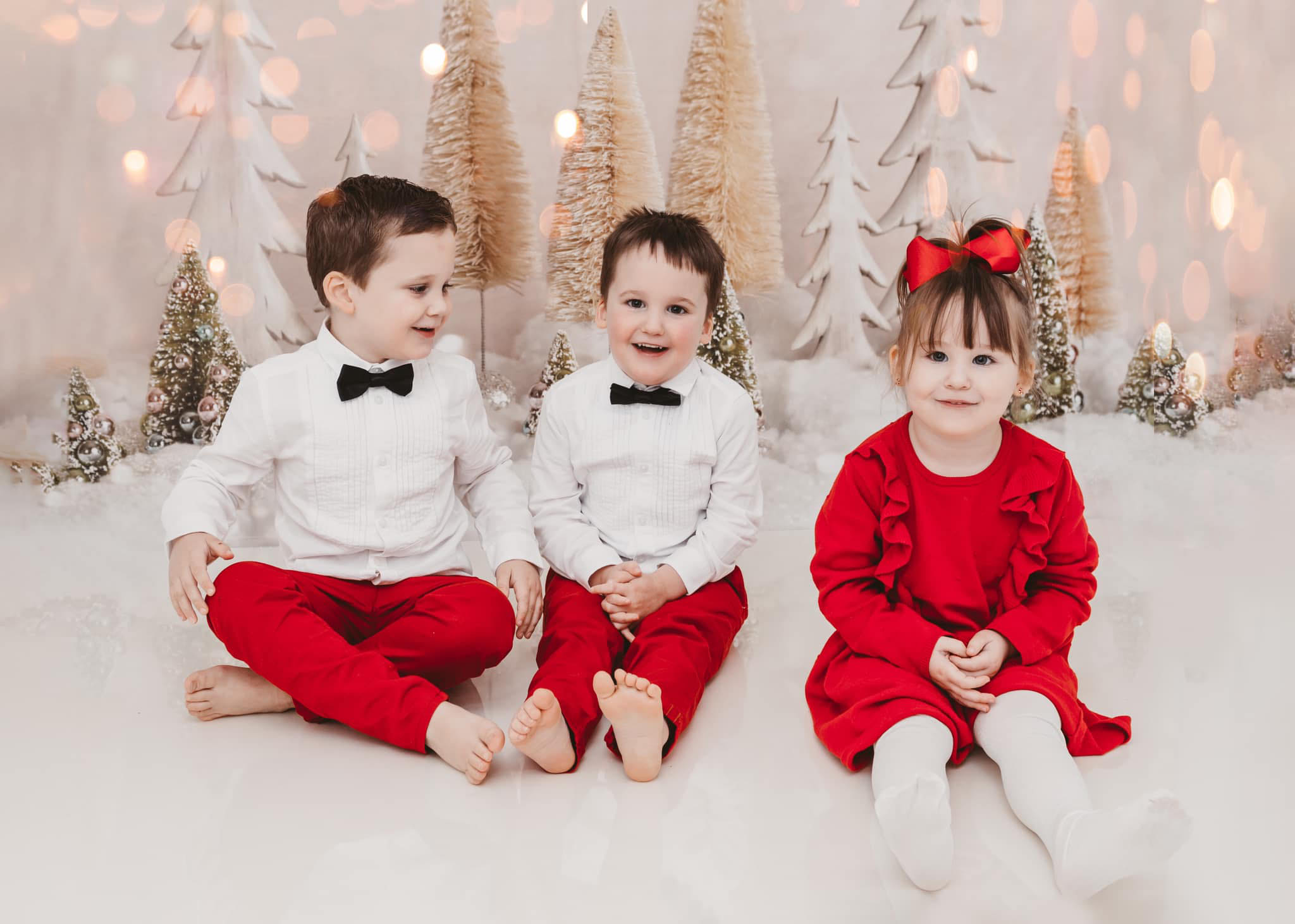 Estas crianças marotas abriram todas as prendas de Natal enquanto a mãe dormia. Veja a reação