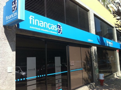 Adota cães, mata-os, filma e partilha