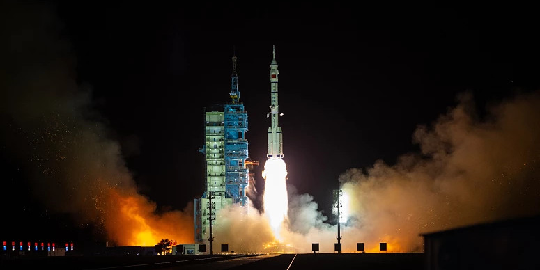Foguetão Shenzhou-19 transportou três astronautas para a estação espacial Tiangong
