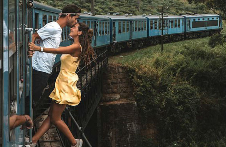 Casal português arrasado nas redes sociais por tirar foto num comboio em movimento