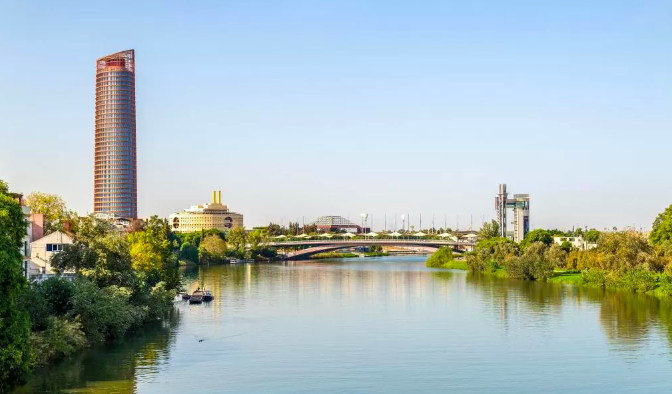 Que tal um fim de semana prolongado no arranha-céus mais alto da Andaluzia? Espreite este hotel