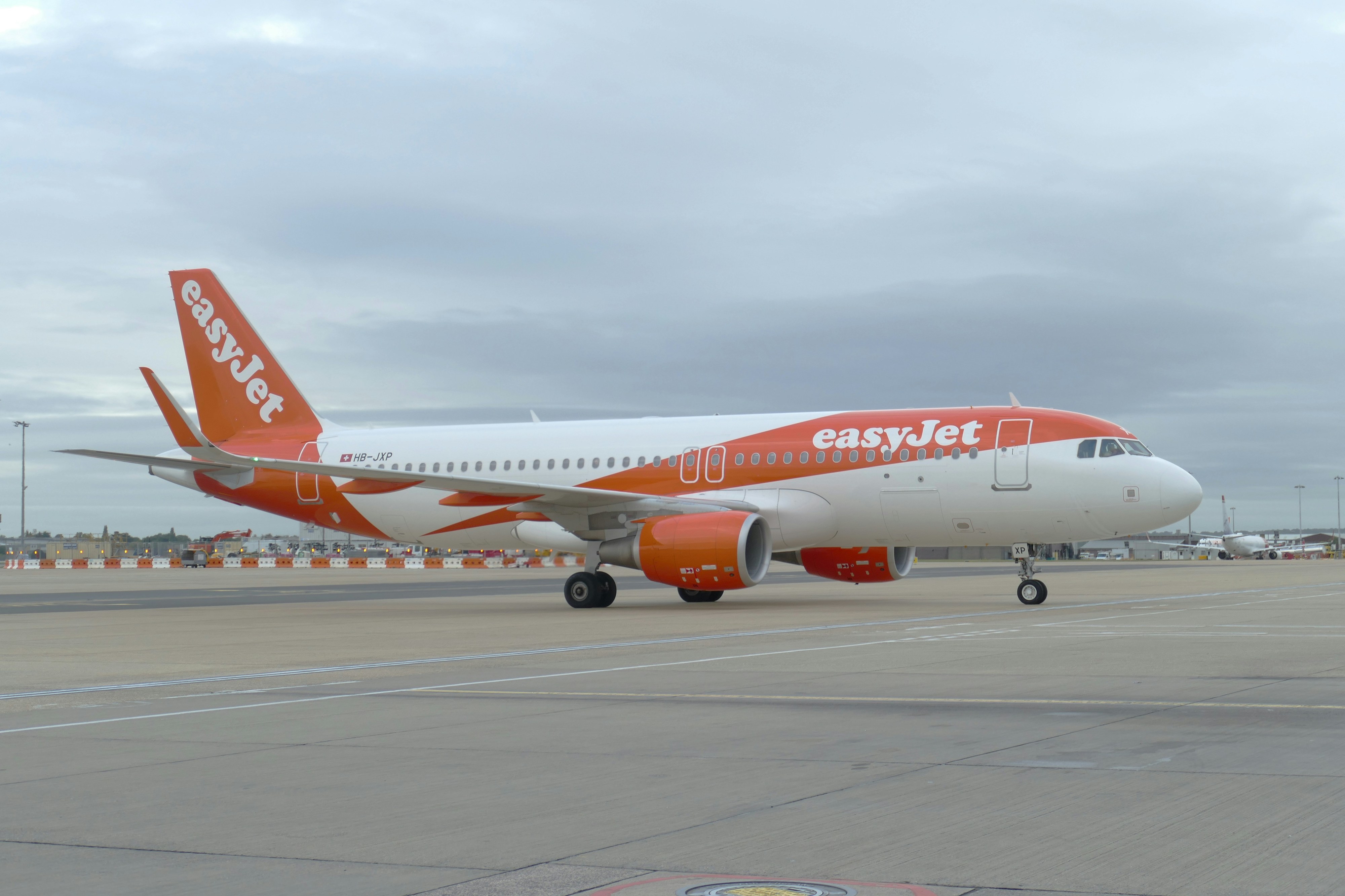 Polémica com morte de mulher de 89 anos no avião. EasyJet diz que estava viva quando embarcou, passageiros afirmam o contrário