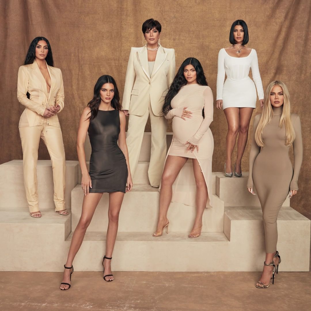 Já imaginou como seriam as Kardashians sem intervenções estéticas? Veja as imagens