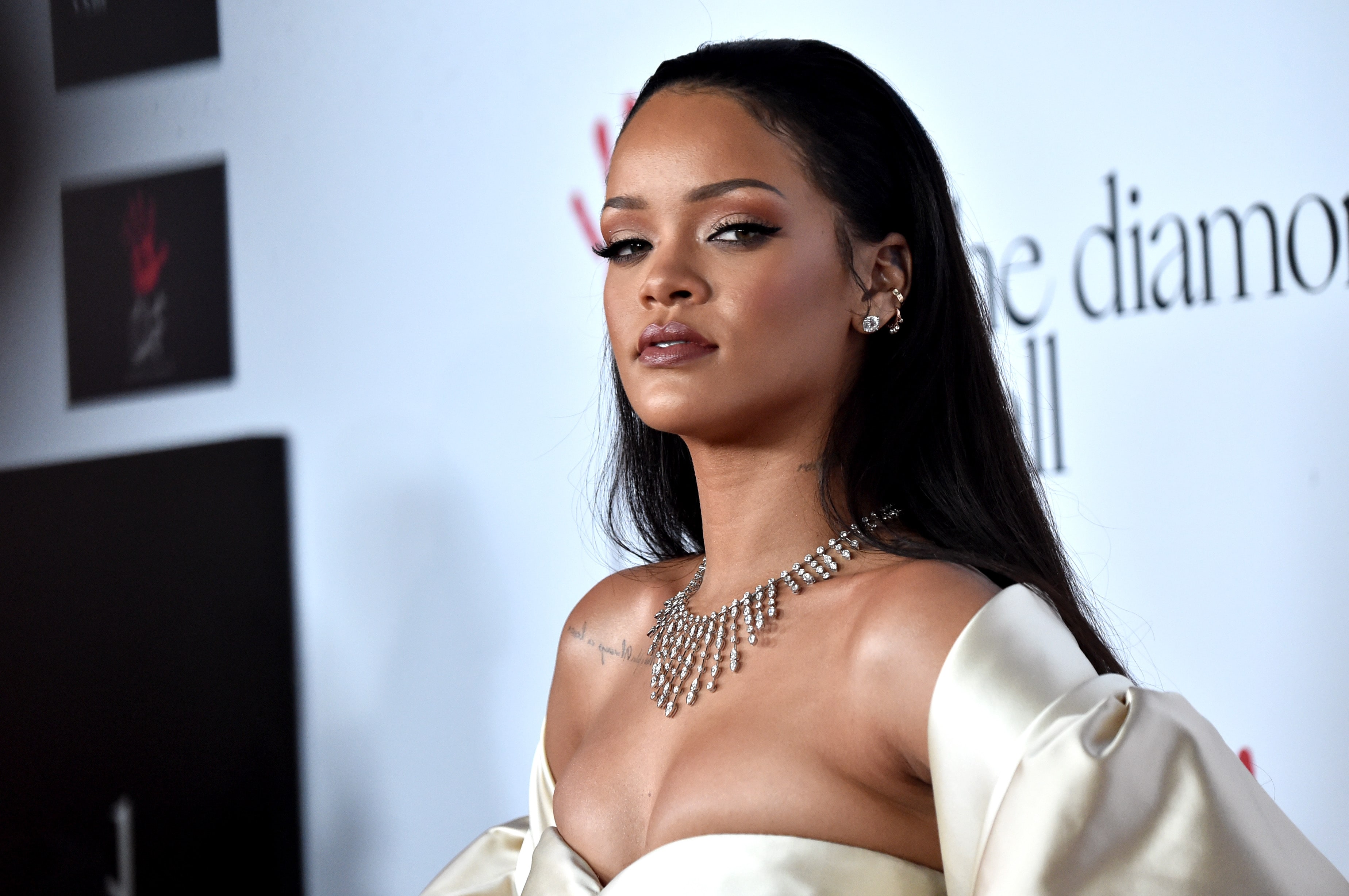 Autobiografia de Rihanna pesa quase 7 kg e pode custar até 100 mil euros