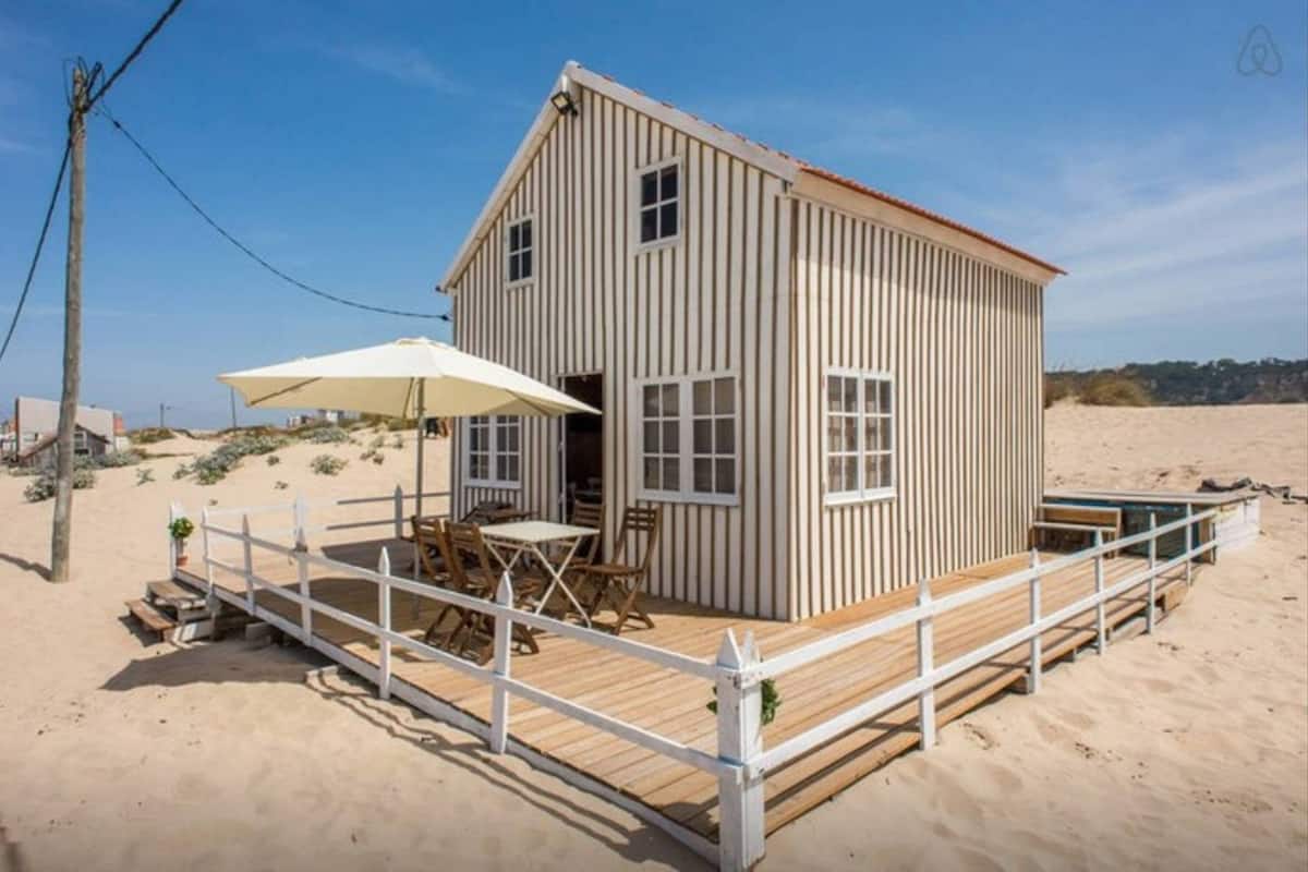 Cenário de cinema? Não, esta deslumbrante cabana de praia fica na Costa da Caparica