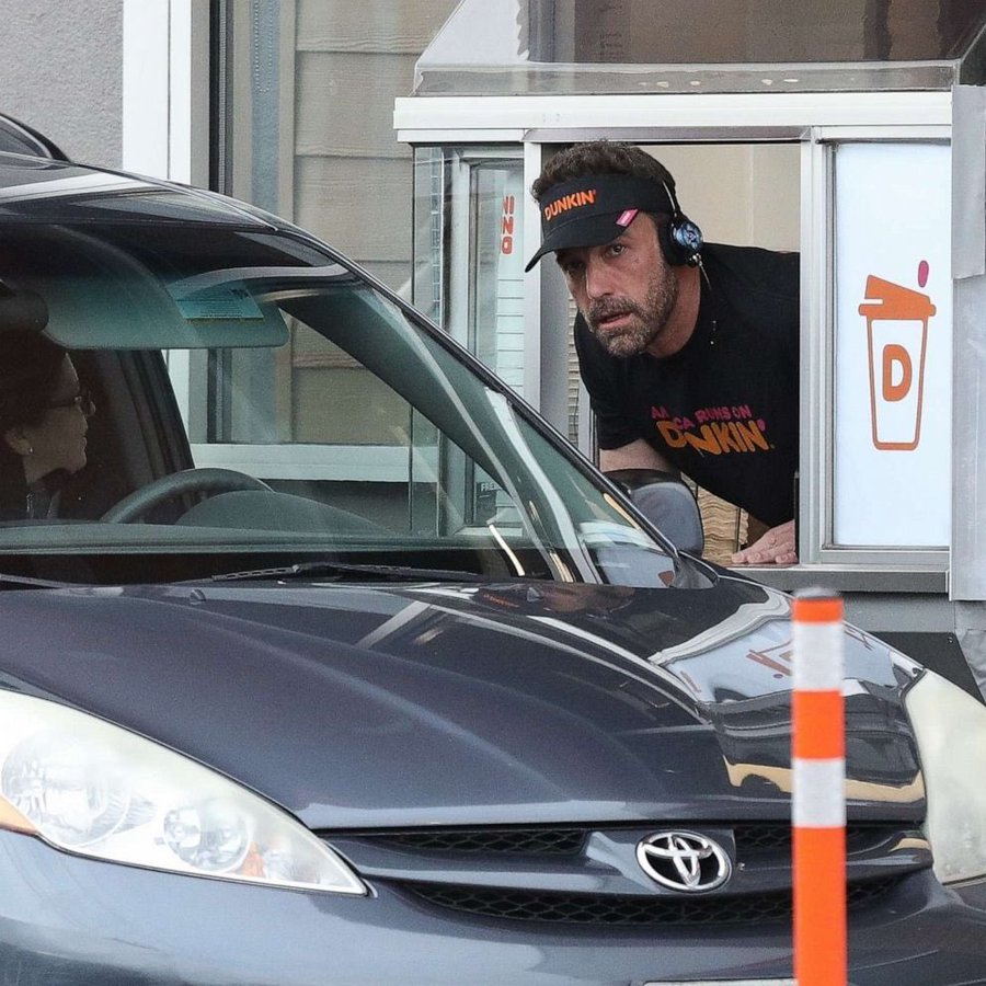 Ben Affleck apanhado por Jennifer Lopez a vender donuts e café. “É isto que tu fazes quando dizes que vais trabalhar o dia todo?”