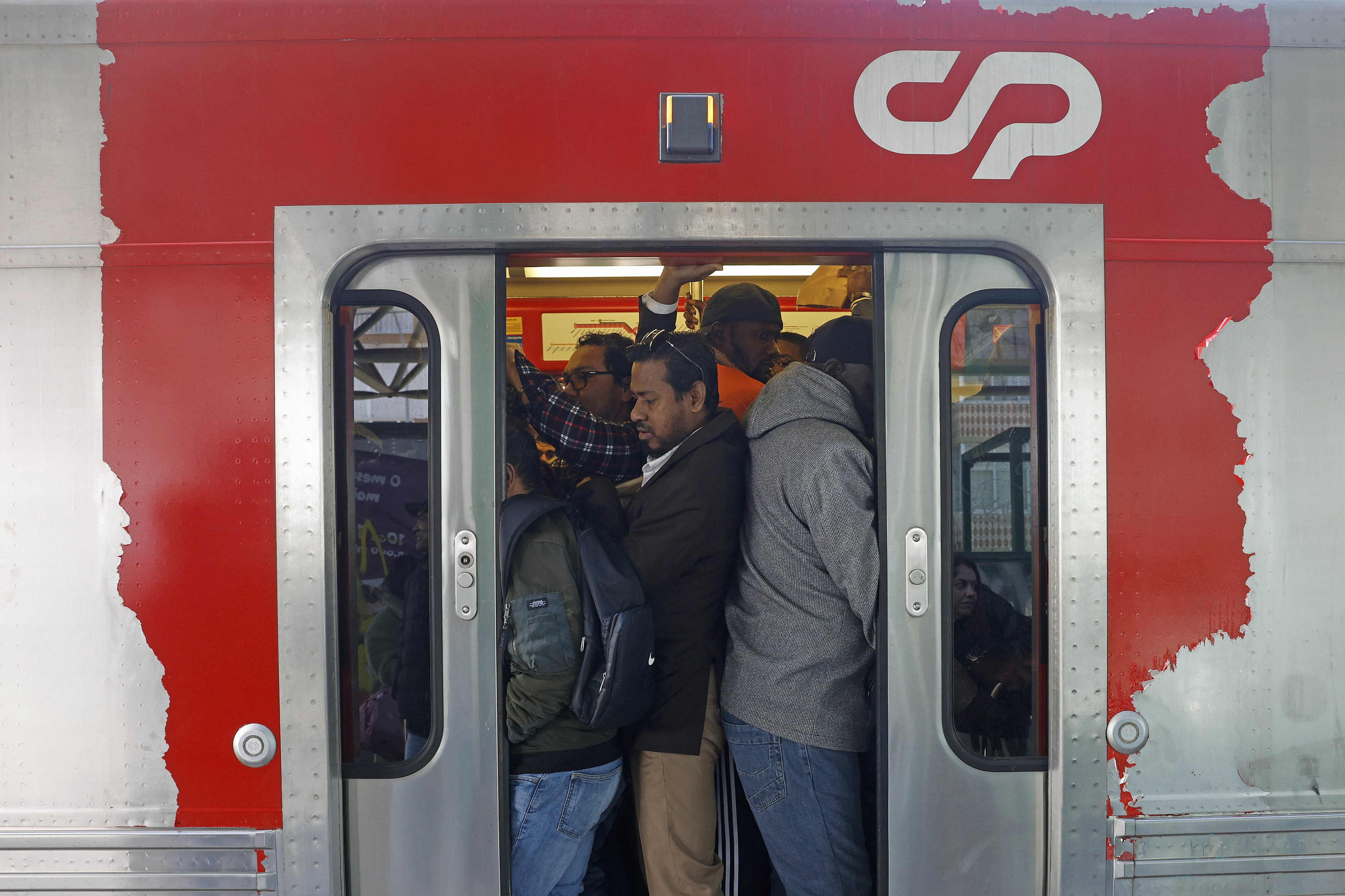 Greve fez suprime quase 70% dos comboios previstos até às 12h00