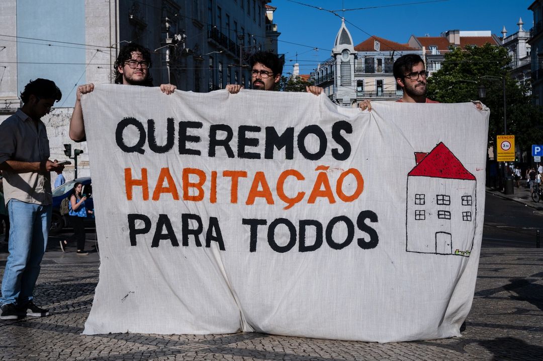 Número de jovens com casa própria cai para metade numa década. Protestos pela crise na habitação saem à rua