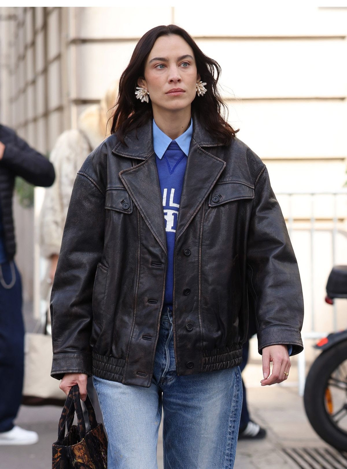 Alexa Chung levou este casaco da Mango a passear em Paris. Saiba quanto custa o modelo da it girl