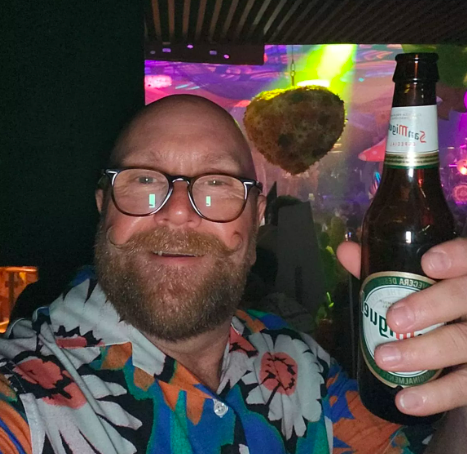 Aos 63 anos, foi para Ibiza só com um saco de supermercado e sem estadia. Festejou sem parar