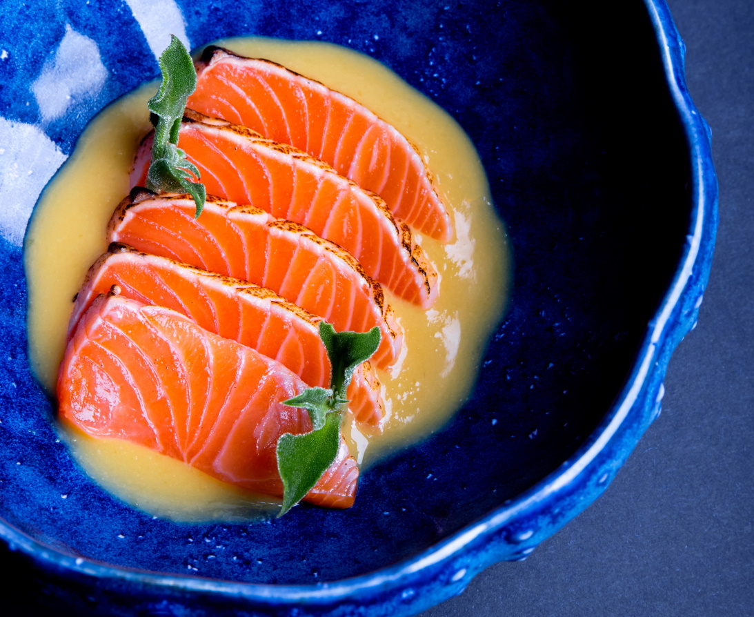 Molho no sushi? A prova de que resulta é o salmão afogado em sumiso de laranja da Amadora