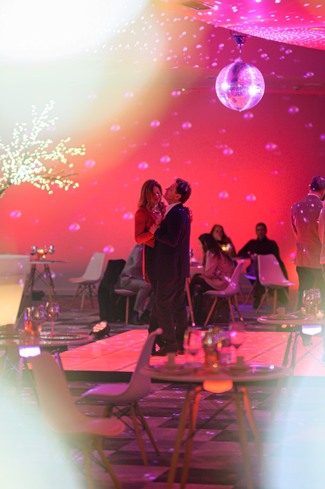 O plano perfeito para o Dia dos Namorados está neste restaurante. Há jantar e slows românticos à antiga