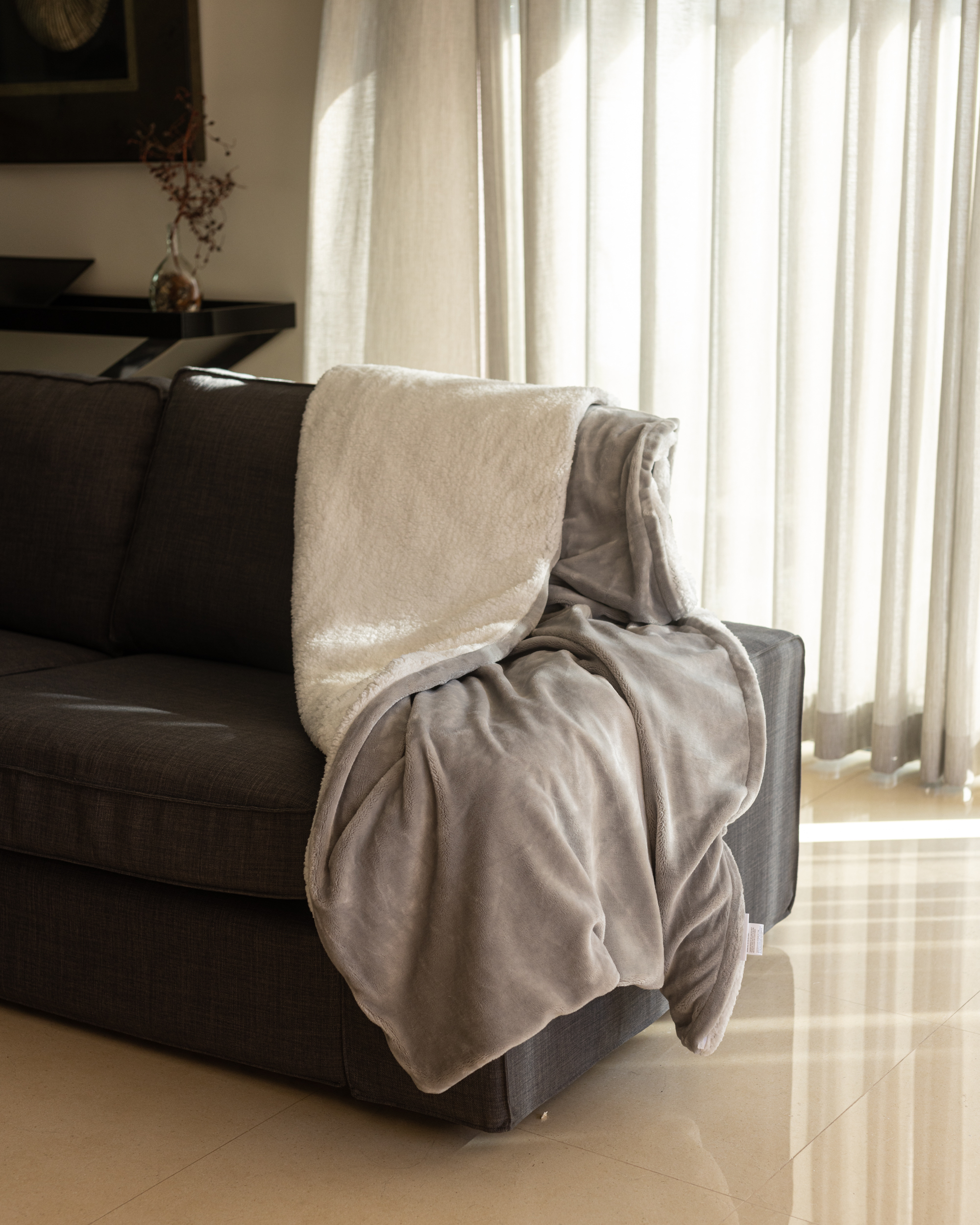 Esta manta pesada e quentinha reduz o stresse, controla a ansiedade e está com desconto