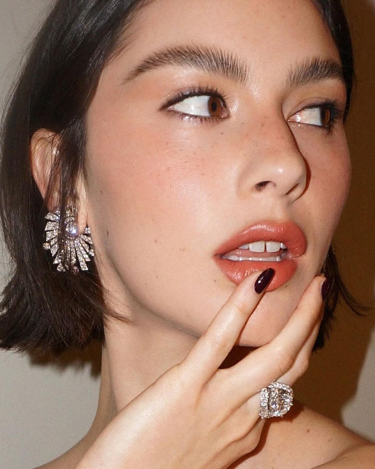 O roxo que pisca o olho à ameixa vai ser a cor das manicures de outono. Veja as inspirações (e 12 vernizes)