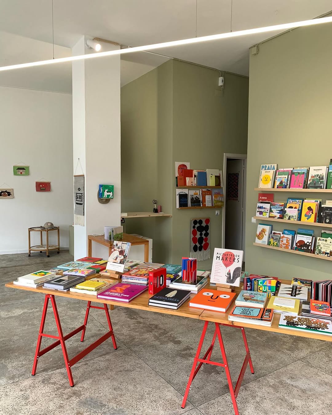 Uma loja de tecelagem com livros infantis. Este novo espaço no Porto é fora da caixa e tem muita pinta