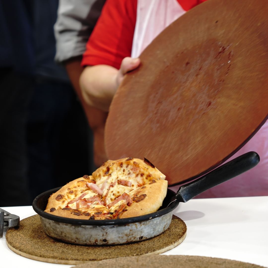 Queijo nunca é demais. Pizza Hut inclui pizza com rebordo recheado no rodízio e baixa o preço