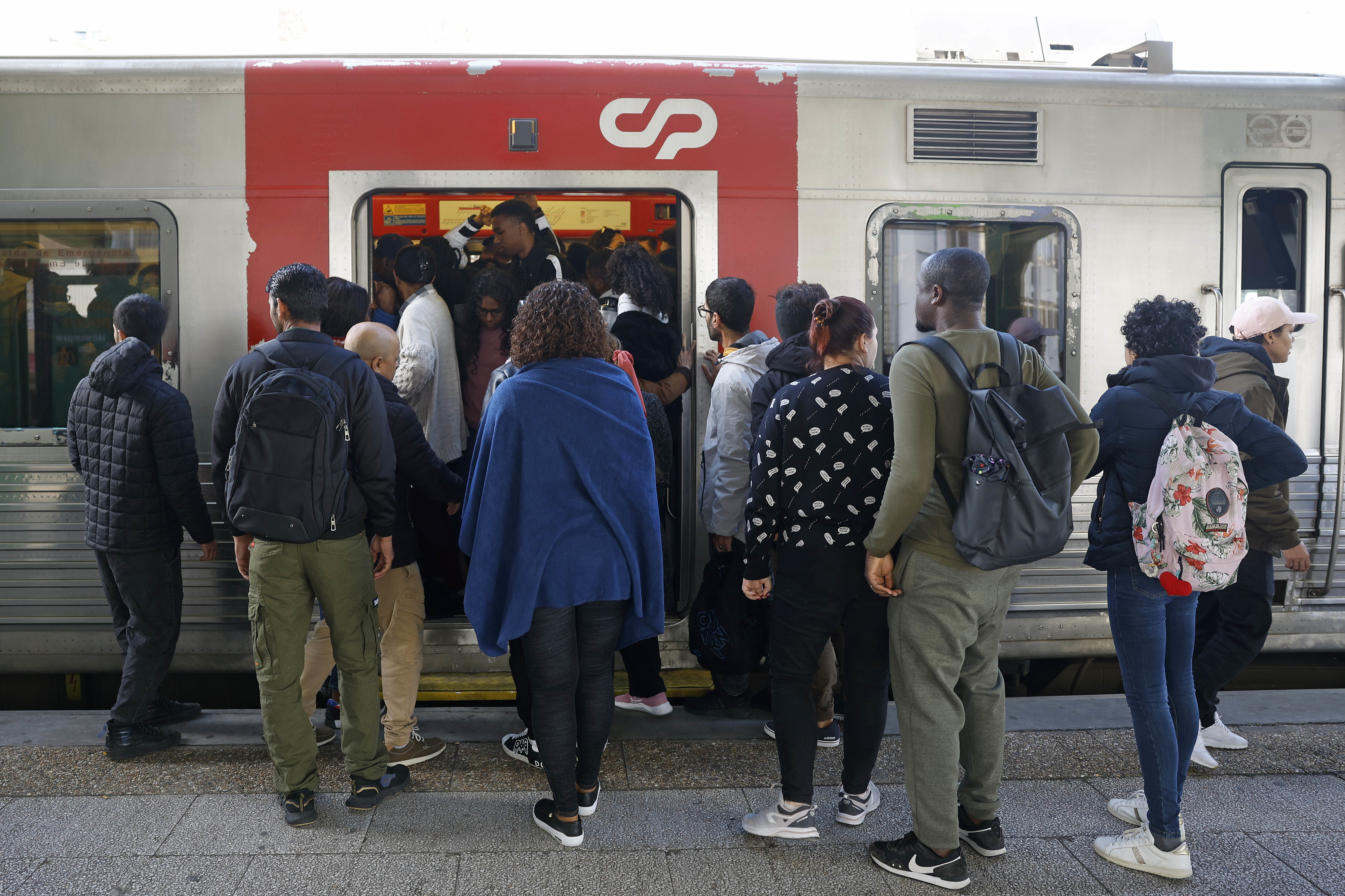 Passe ferroviário de 20 euros entra hoje em vigor