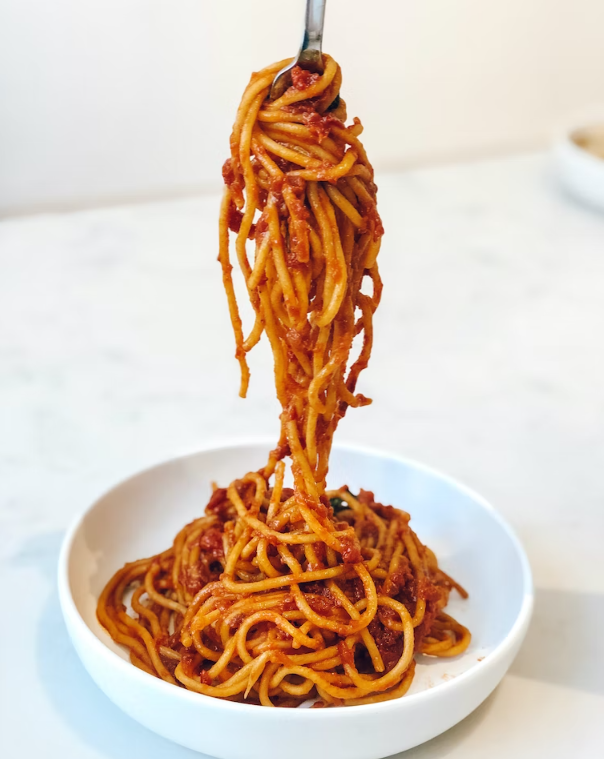 Mãe fica furiosa após colega de trabalho dar esparguete com molho temperado com vinho ao filho