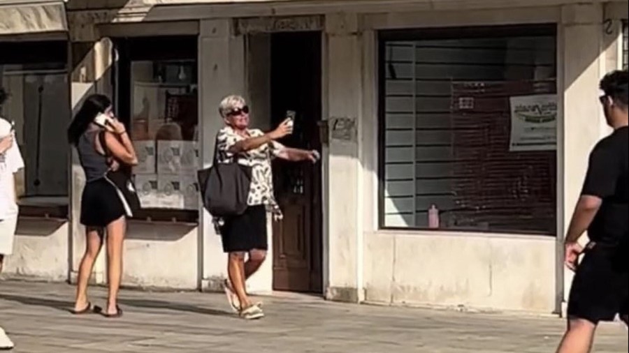“Attenzione pickpocket!”. Mulher que alerta turistas para roubos faz parte de partido de extrema-direita