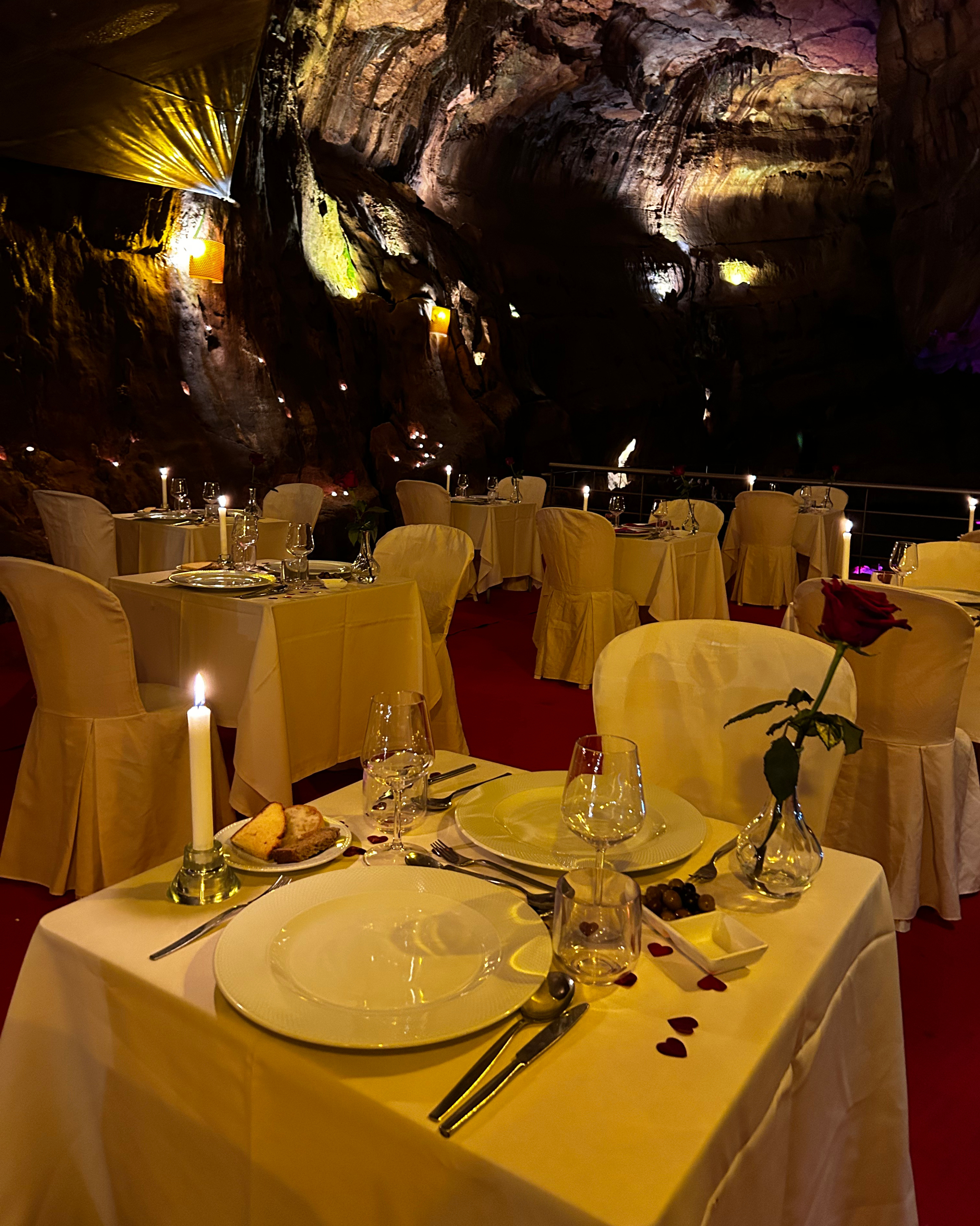 Este jantar romântico vai ser servido numa gruta a 75 metros da superfície. Saiba quanto custa