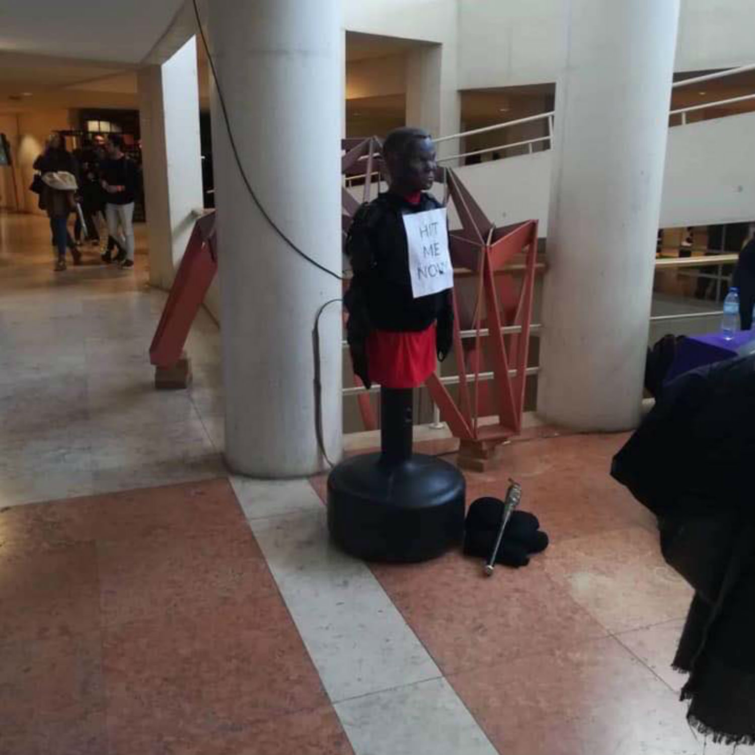 Escândalo no ISCTE. “Tivemos pessoas de quase todas as etnias a bater no boneco”