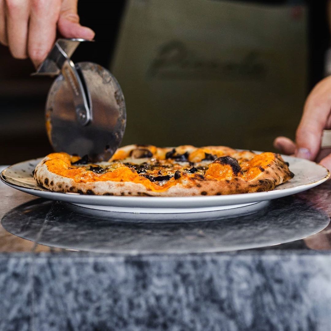 Arancini de cozido e prego em focaccia. O melhor de Itália e Portugal está neste restaurante do Seixal