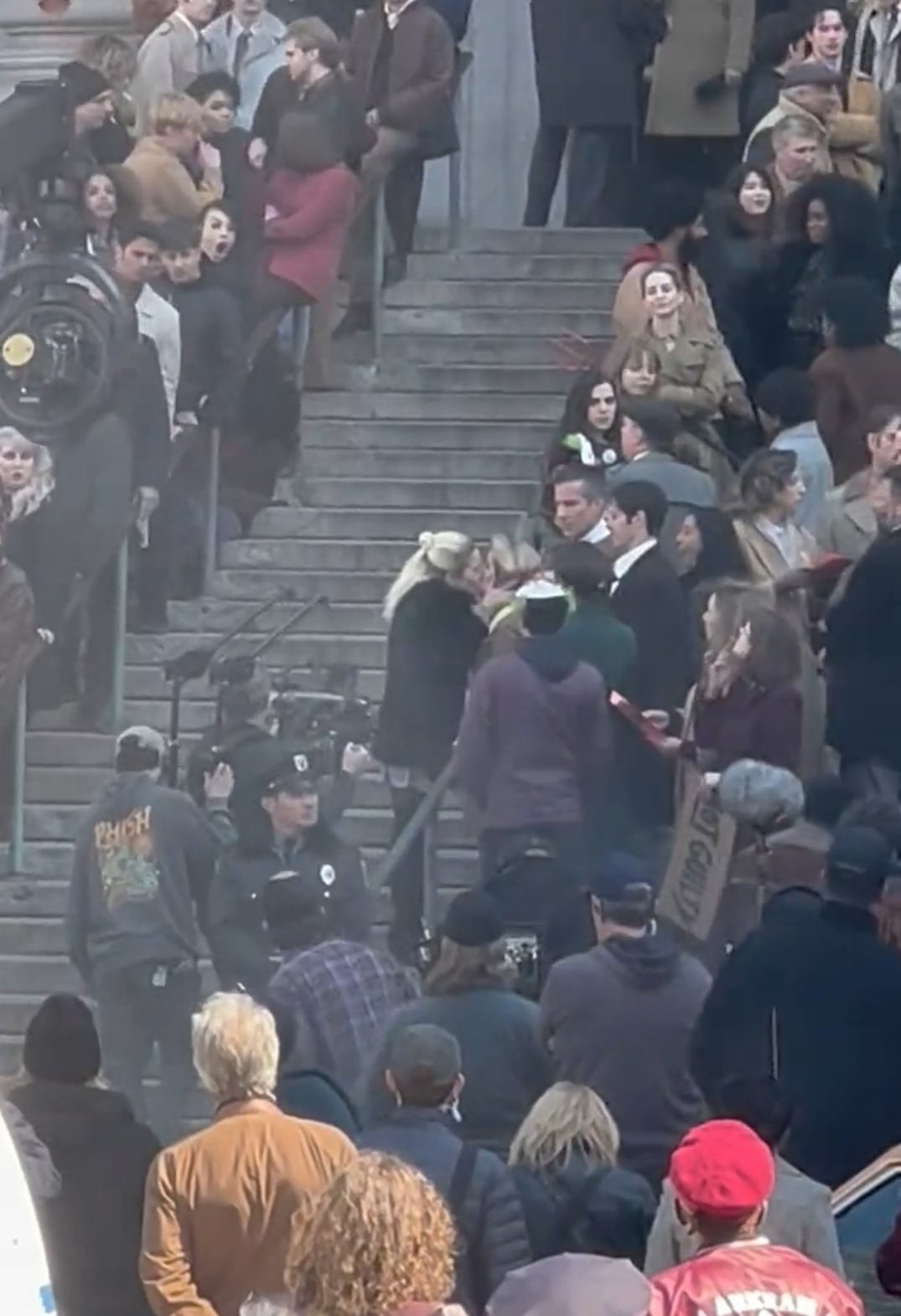 “Joker 2” já está a ser filmado. E um fã registou uma cena de beijo entre Lady Gaga e uma mulher. Veja o vídeo