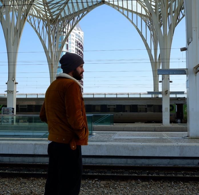 João Manzarra recorda Sara Carreira. “Uma dor que se agiganta no peito mas não faz diminuir a memória”