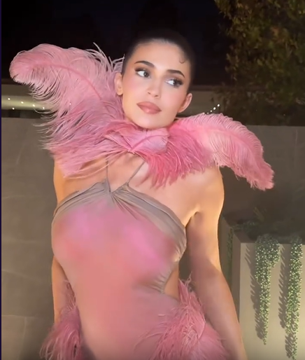 Kylie Jenner deslumbra em vestido cheio de plumas. 10 sugestões para aderir à tendência