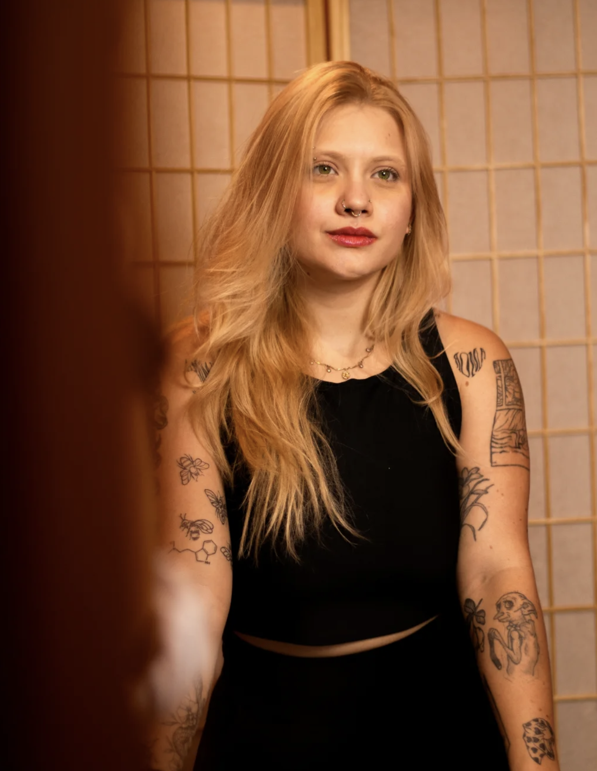 Jovem descobre traição do namorado e vinga-se de forma brilhante (literalmente). Veja o vídeo e descubra