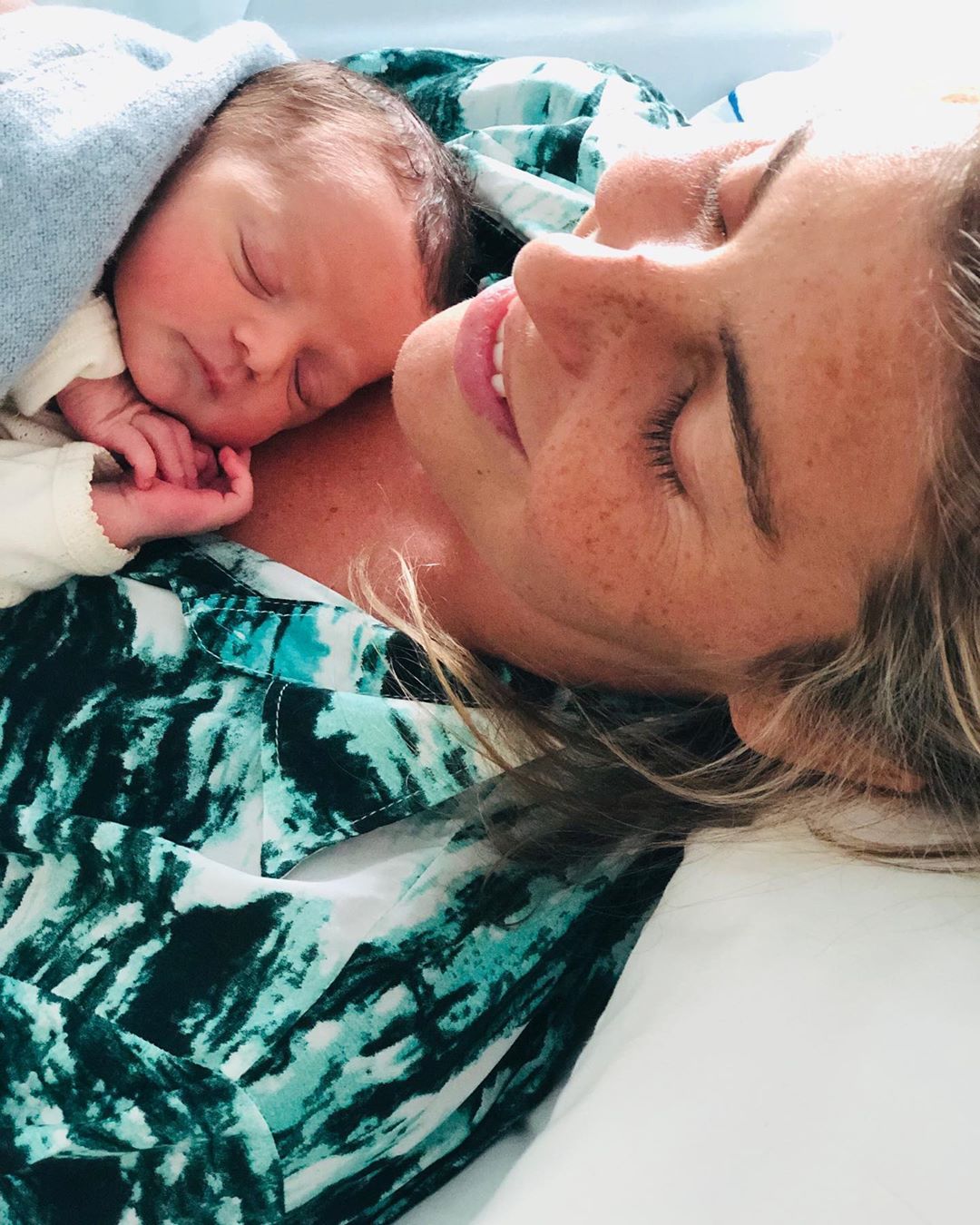 Oliver faz 1 ano e os pais celebram o aniversário com fotos e um vídeo inédito