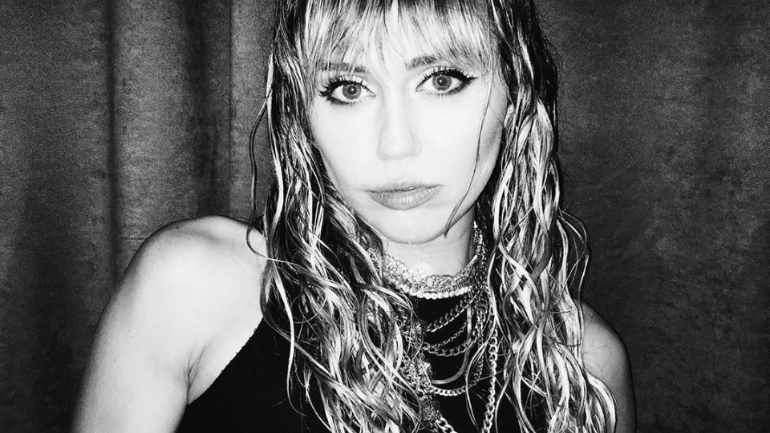 Miley Cyrus lançou uma nova canção – e os fãs acreditam ser sobre o ex-marido