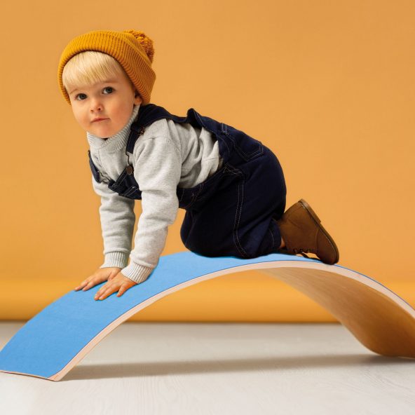 Esta tábua montessori é perfeita para as brincadeiras dos miúdos e custa menos de 30€. Saiba onde comprar