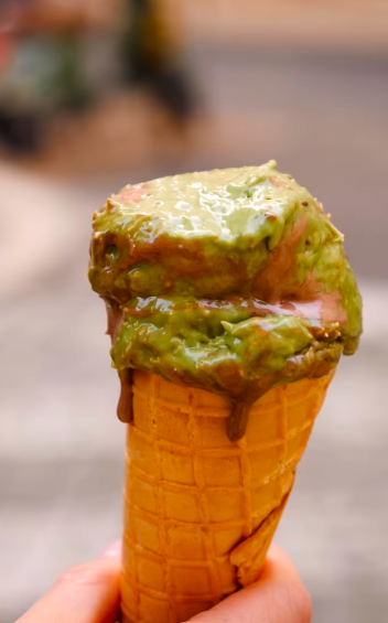 Esqueça as tabletes e as cookies. Nesta gelataria pode refrescar-se com chocolate do Dubai em copo ou cone
