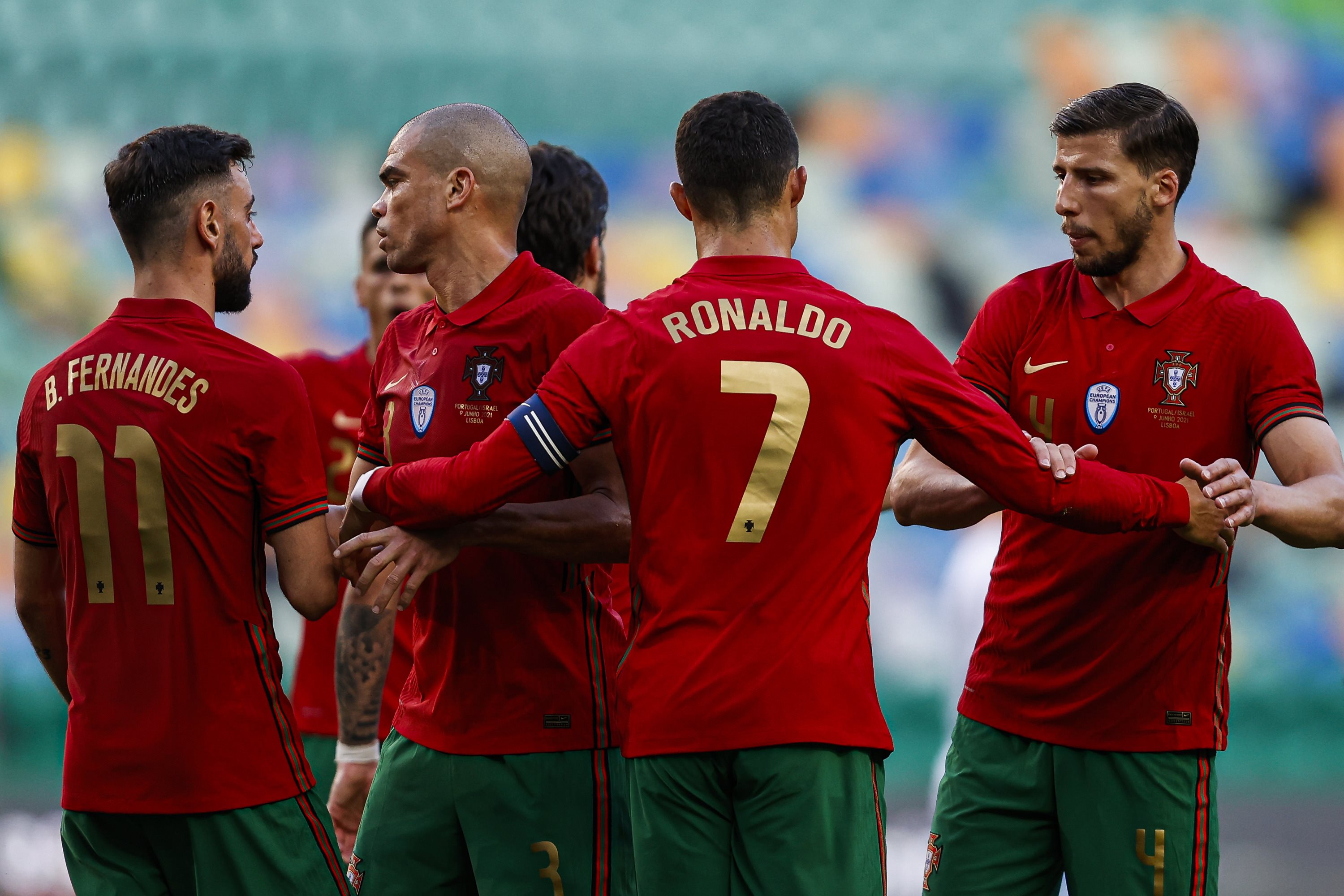 Fora de jogo? Livre direto? VAR? Percebo zero de futebol, por isso fui perguntar a um árbitro