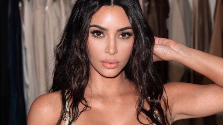 Kim Kardashian parece ter usado o anel de noivado que foi roubado e os fãs estão confusos