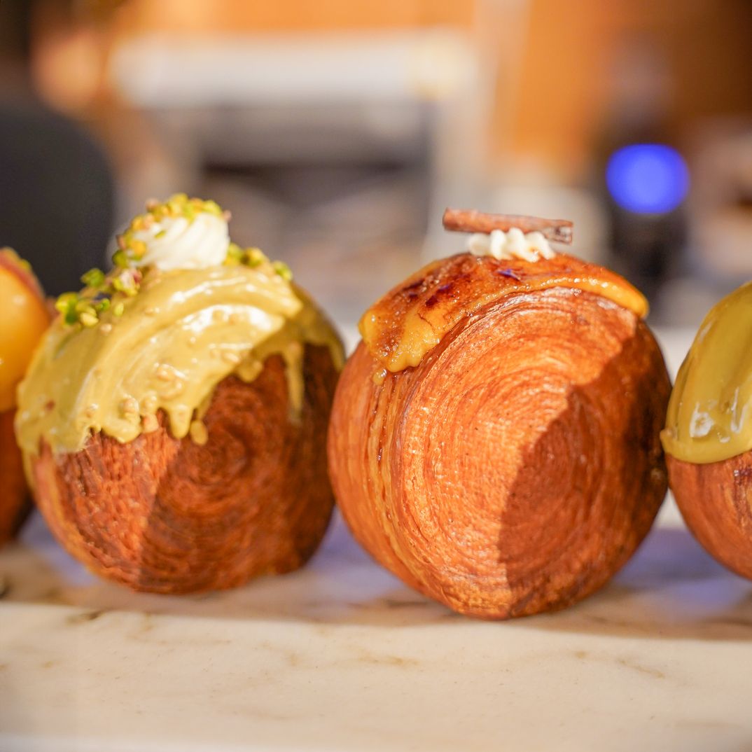 Não há limite para os croissants. Estes são redondos e têm recheio de pistácio e pastel de nata