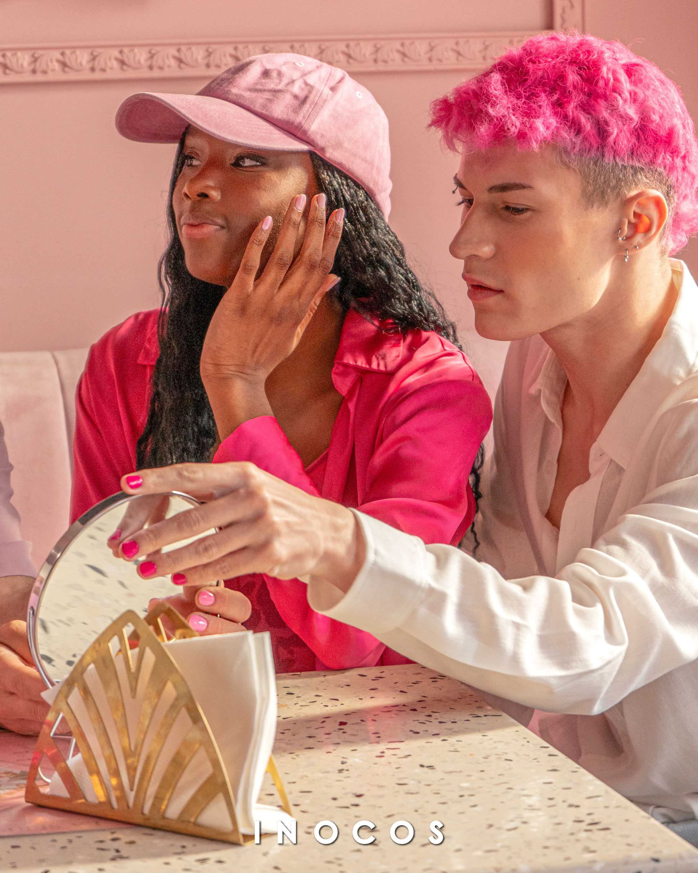 A Inocos acaba de lançar uma coleção de vernizes versáteis e ousados que mostram que o rosa não é só para as meninas