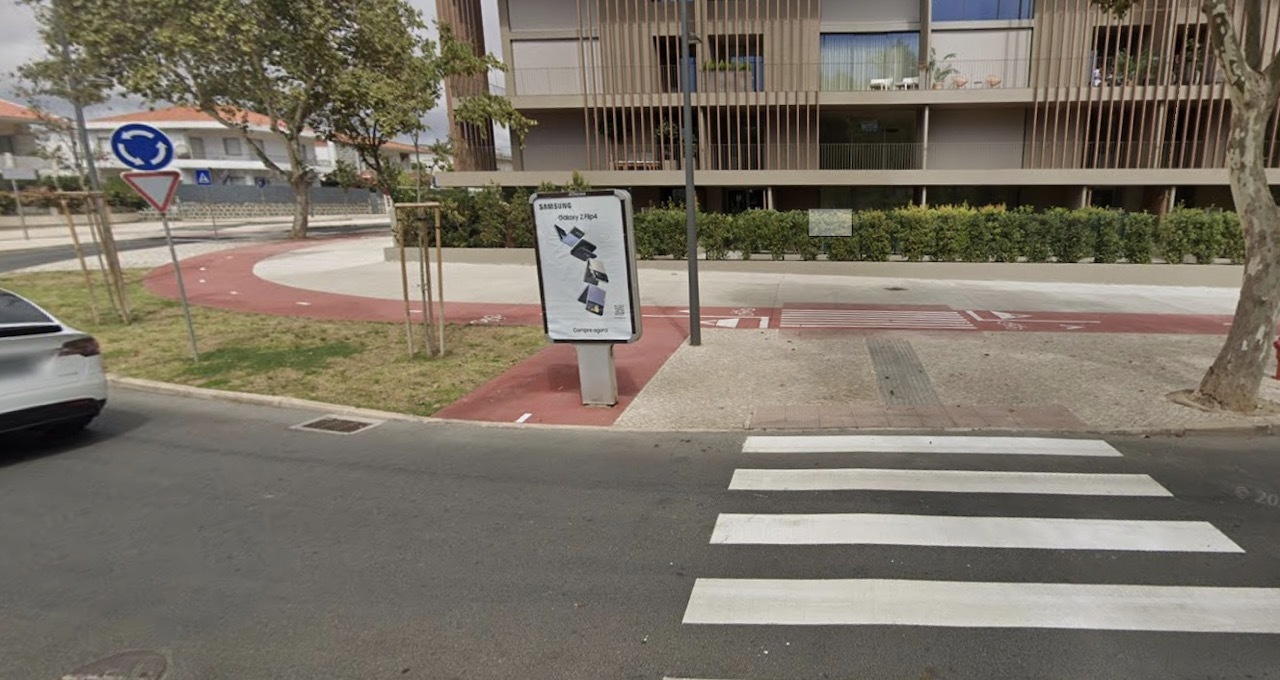 Ciclovia em Cascais obstruída por anúncio que promove passeio de bicicleta. Câmara está a tratar do caso