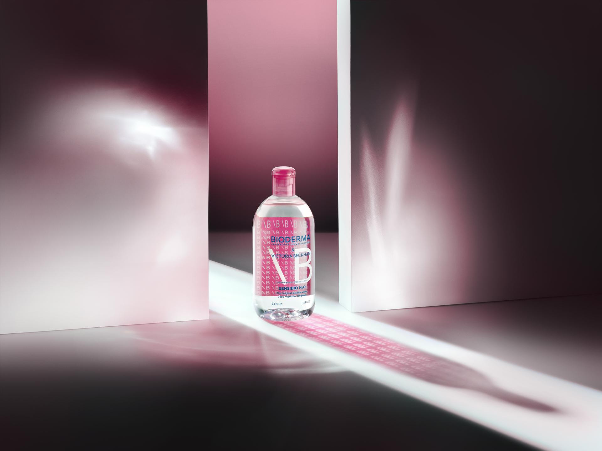 Já pode ter esta água micelar de Victoria Beckham, mas por tempo limitado. Saiba tudo