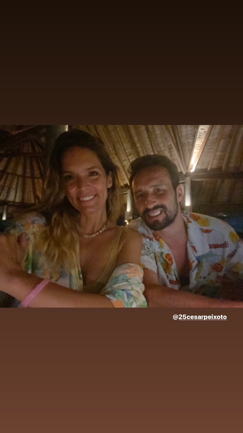 A cama de rede onde está Diana Chaves fica nas Maldivas — e é isto que custa baloiçar por lá