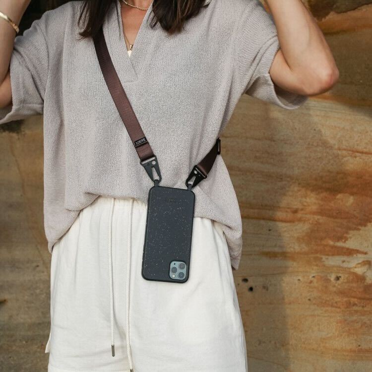 10 capas com cordão (a partir de 5€) para não perder o telemóvel de vista nos festivais de verão