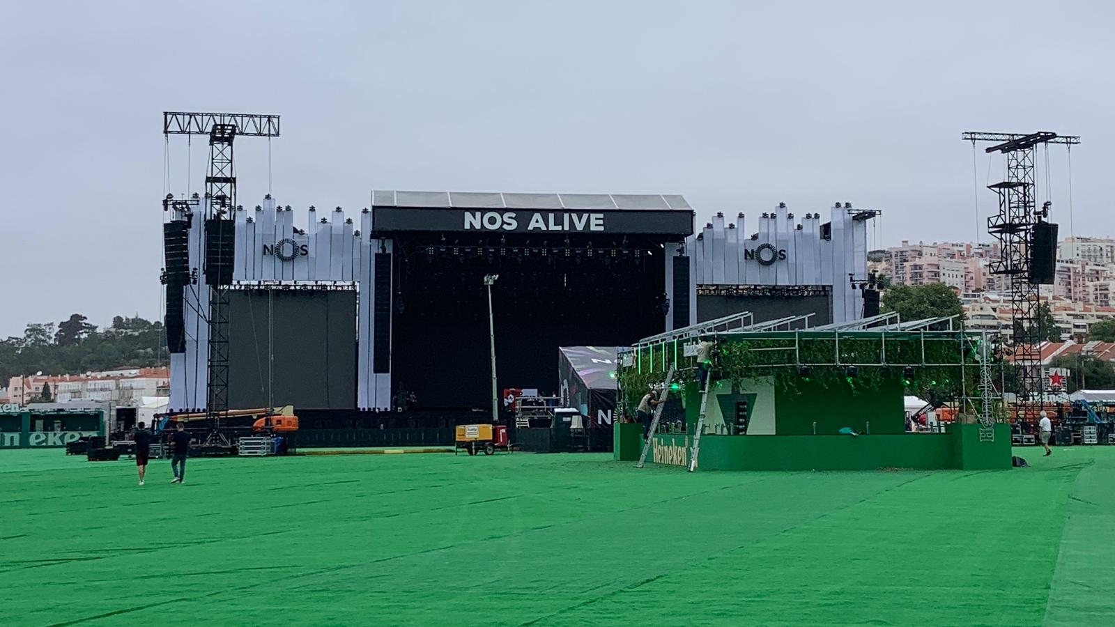 Guia NOS Alive. Dos comes e bebes aos horários, mapa do recinto e acessos, tudo o que tem de saber