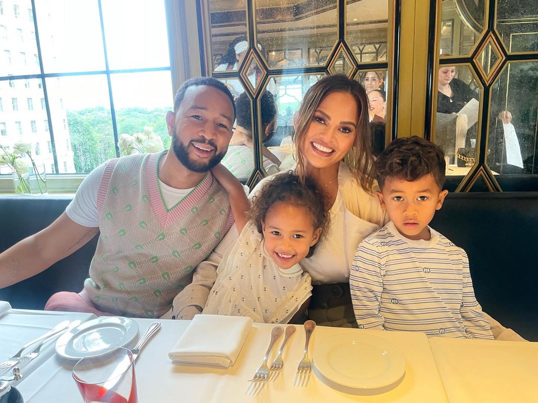 Depois de perder um filho, Chrissy Teigen anuncia gravidez. “Estou a sentir-me esperançosa e incrível”